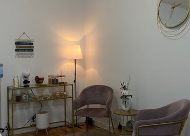 Recepção aconchegante de Naara Vallim | Nail Designer em Porto, Porto, PT com cadeiras elegantes.