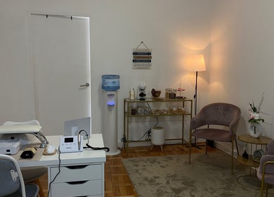 Interior acolhedor do estúdio Naara Vallim | Nail Designer em Porto, Porto, PT com decoração elegante.
