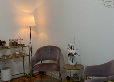 Recepção aconchegante na Naara Vallim | Nail Designer, Porto, Porto, PT com poltronas elegantes e decoração elegante.