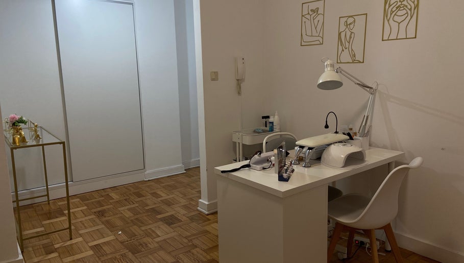 Espaço de manicure na Nallim Nail Studio em Porto, Porto, PT com decoração minimalista.