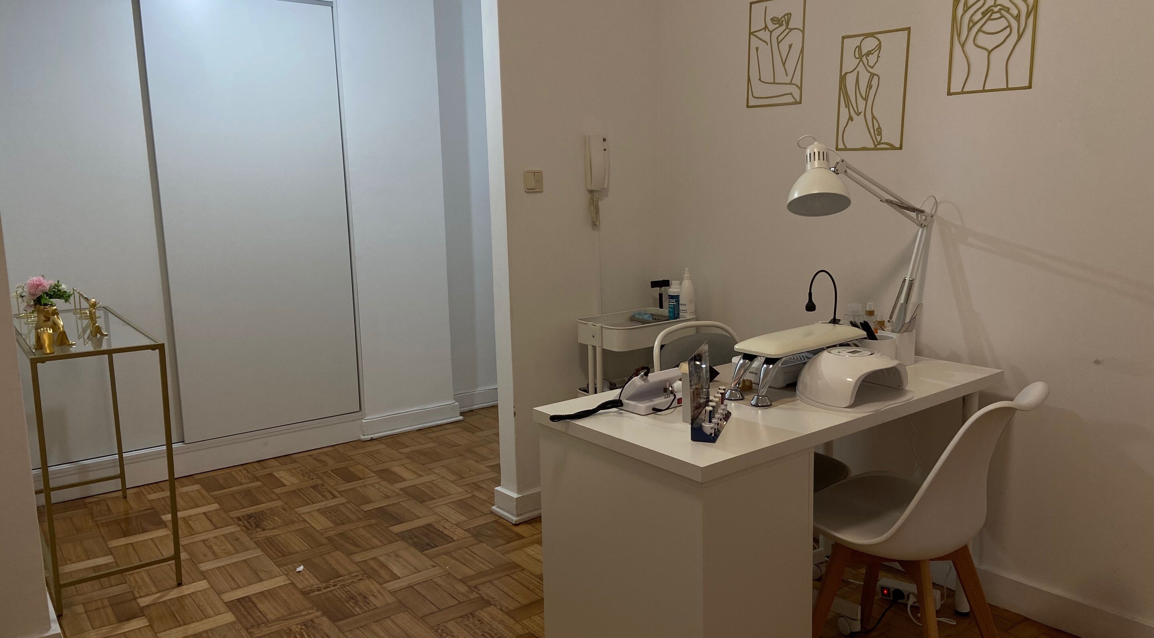 Espaço de manicure na Nallim Nail Studio em Porto, Porto, PT com decoração minimalista.