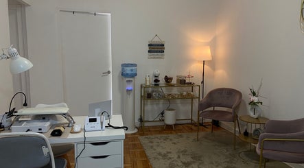 Espaço acolhedor do Nallim Nail Studio em Porto, Porto, PT, com decoração moderna e cadeira confortável.