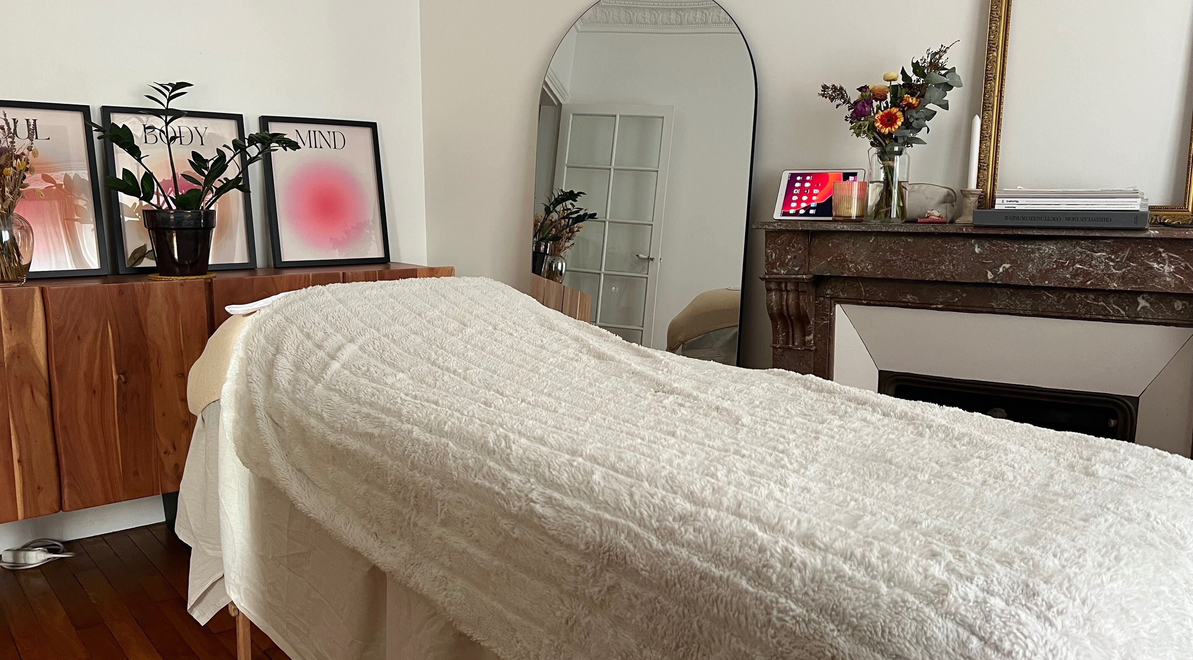 Salle de relaxation à AmoreCure Paris, Levallois-Perret, Île-de-France, FR avec lit et décoration apaisante.