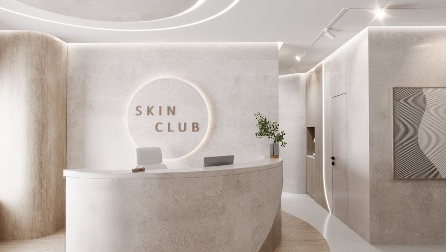 Рецепция на Skin Club в София, Област София, BG с модерен интериор и нежно осветление.