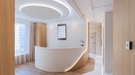 Луксозна рецепция в Skin Club, София, Област София, BG с модерен дизайн и светли тонове.