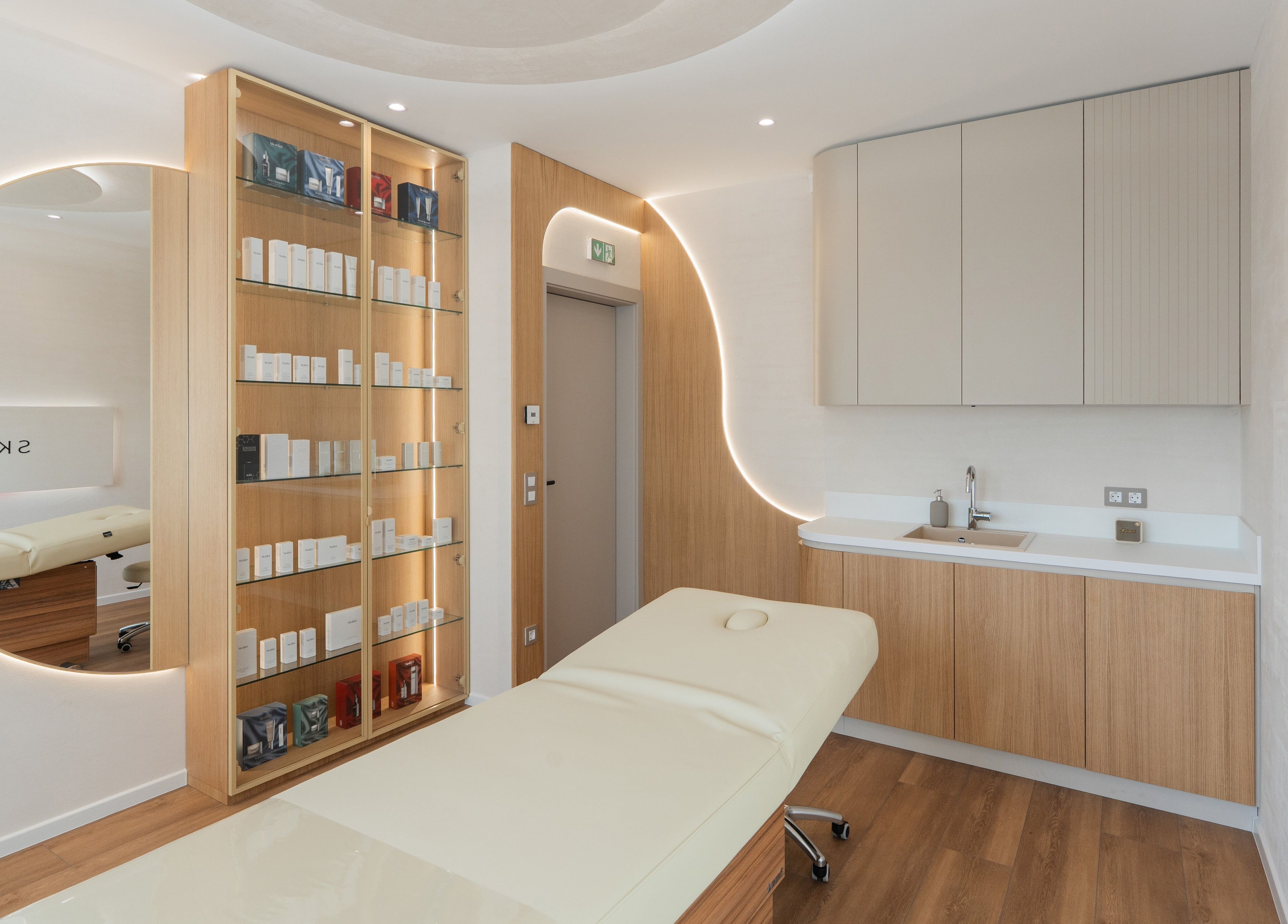 Стайлинг терапевтична стая в Skin Club, София, Област София, BG, с модерно обзавеждане.