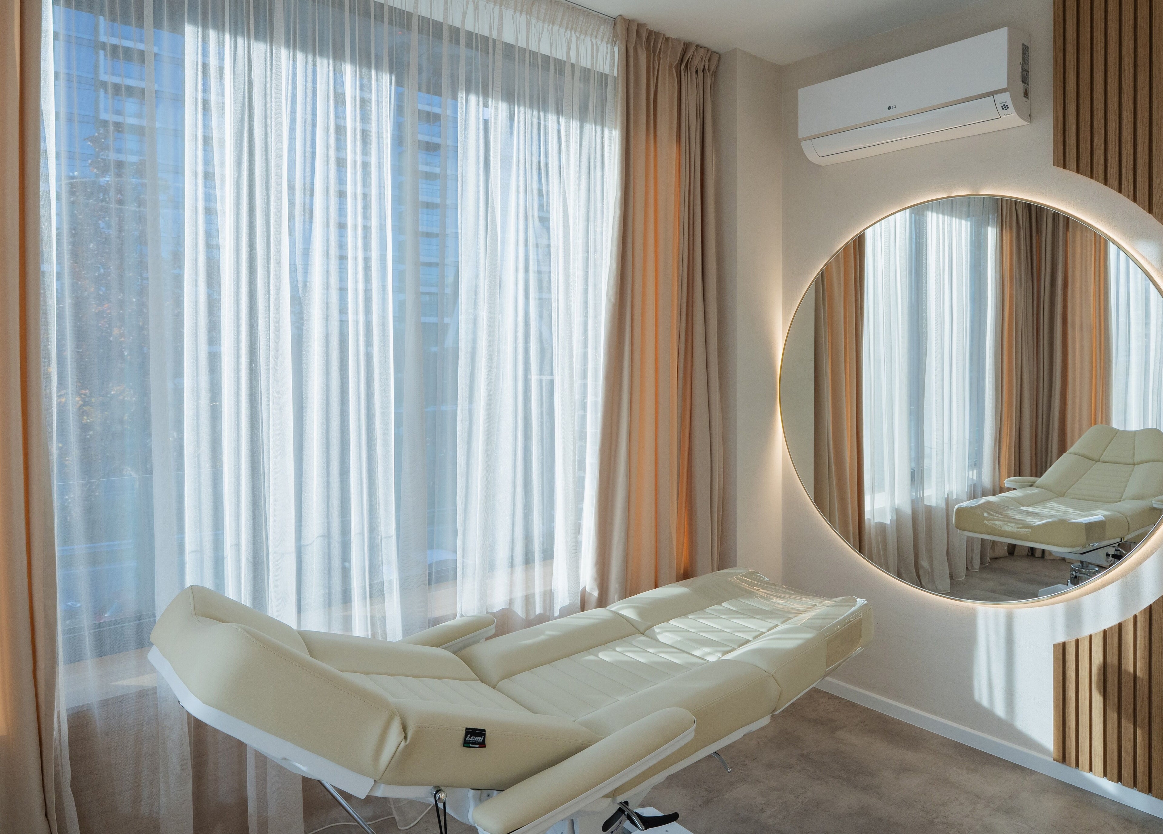 Модерен интериор на Skin Club, София, Област София, BG с комфортен кожен стол и голямо огледало.