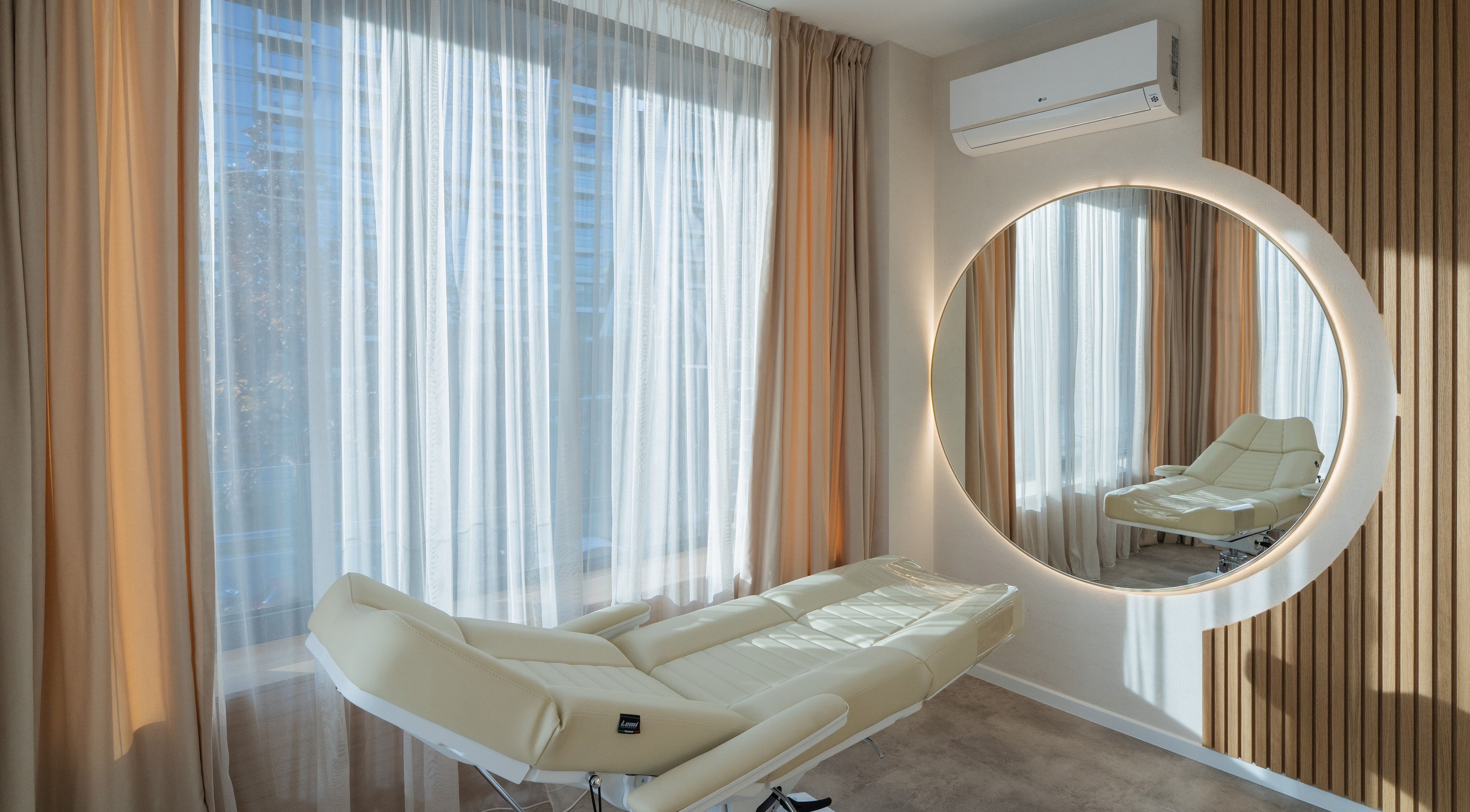 Модерен интериор на Skin Club, София, Област София, BG с комфортен кожен стол и голямо огледало.