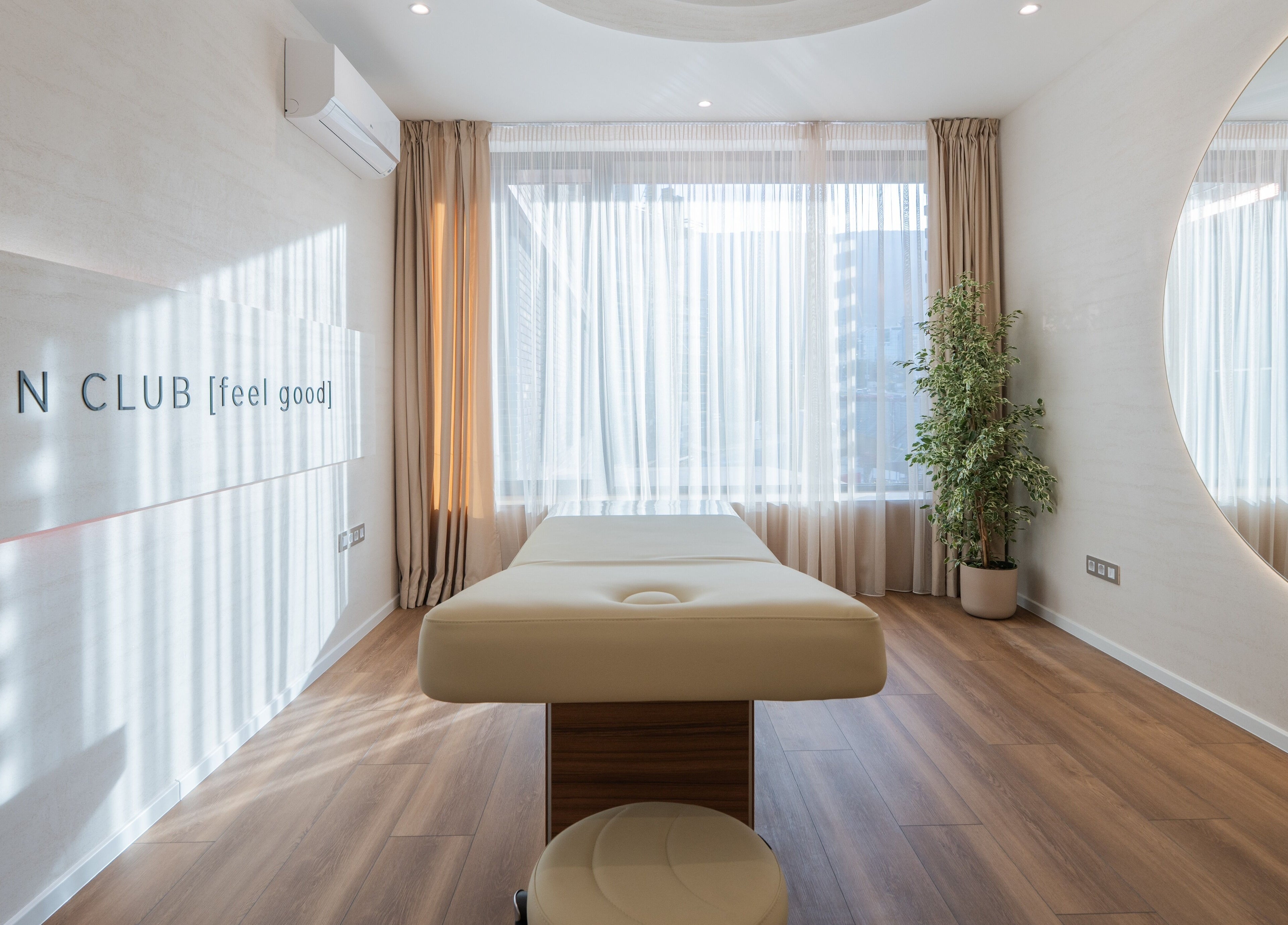 Спокойна терапевтична стая в Skin Club, София, Област София, BG с маса и прозорец.