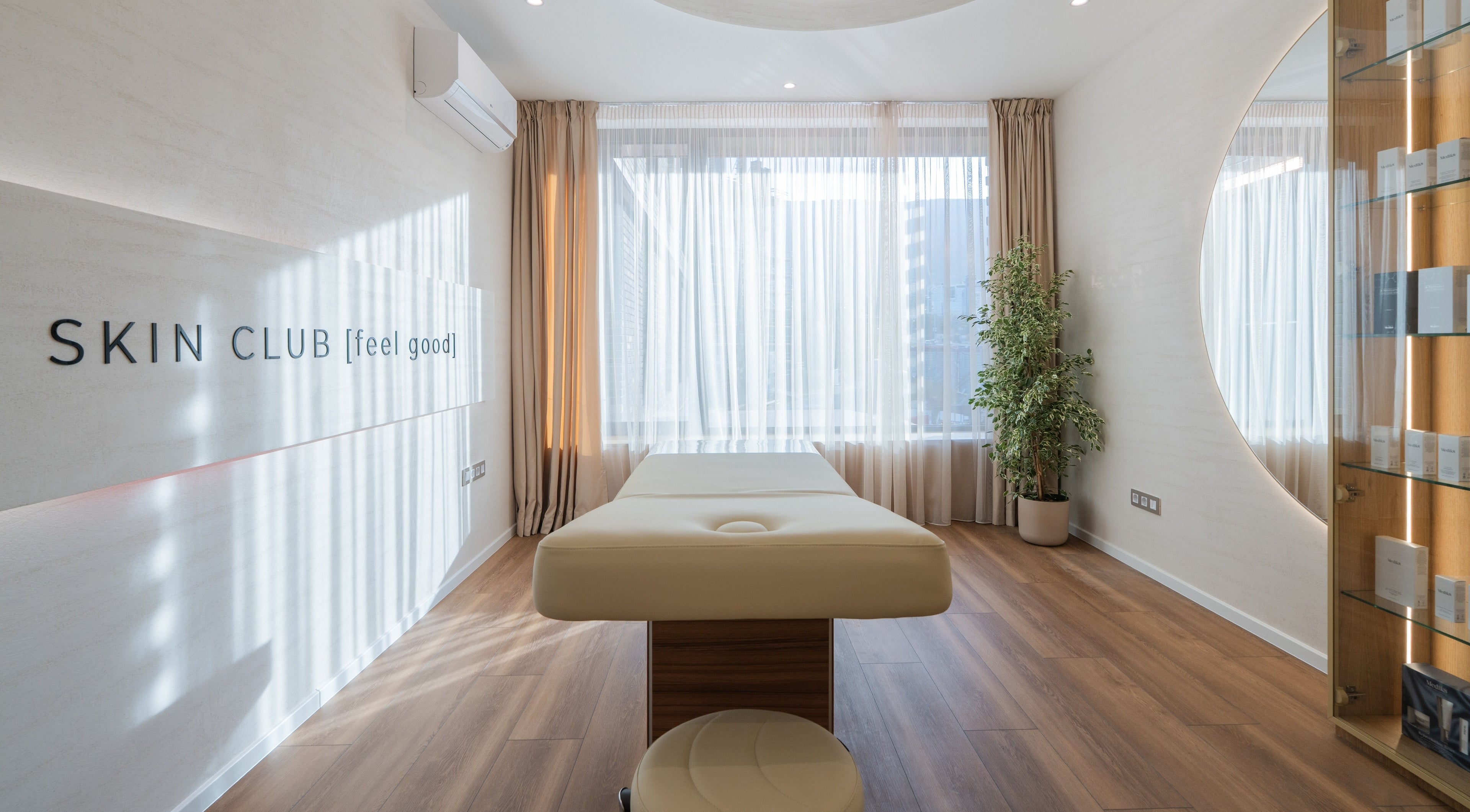 Спокойна терапевтична стая в Skin Club, София, Област София, BG с маса и прозорец.