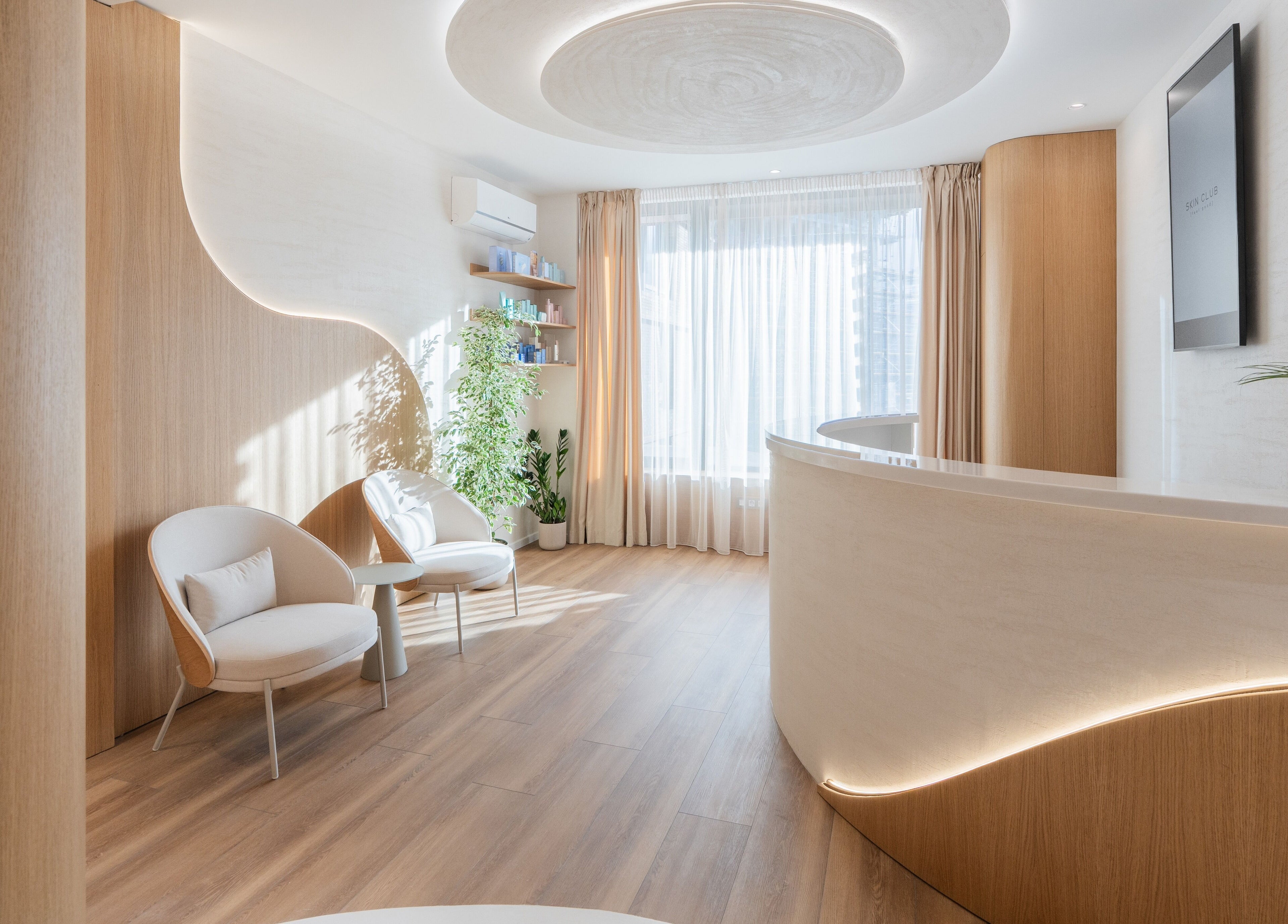 Елегантна рецепция в Skin Club, София, Област София, BG, с естествено осветление и модерен декор.