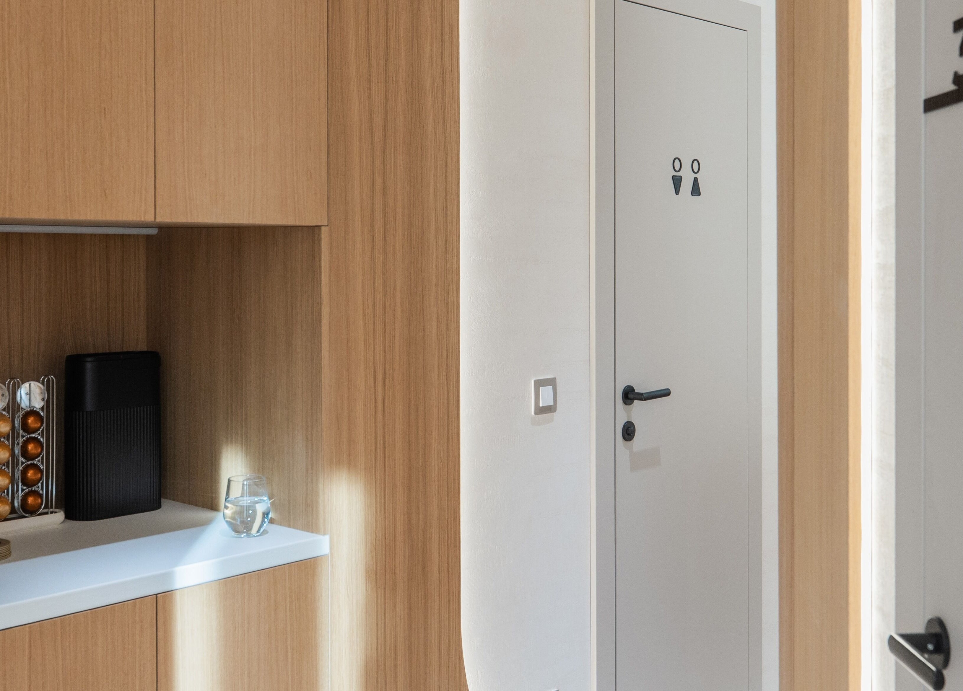 Уютен кът за кафе в Skin Club, София, Област София, BG, с модерна декорация.