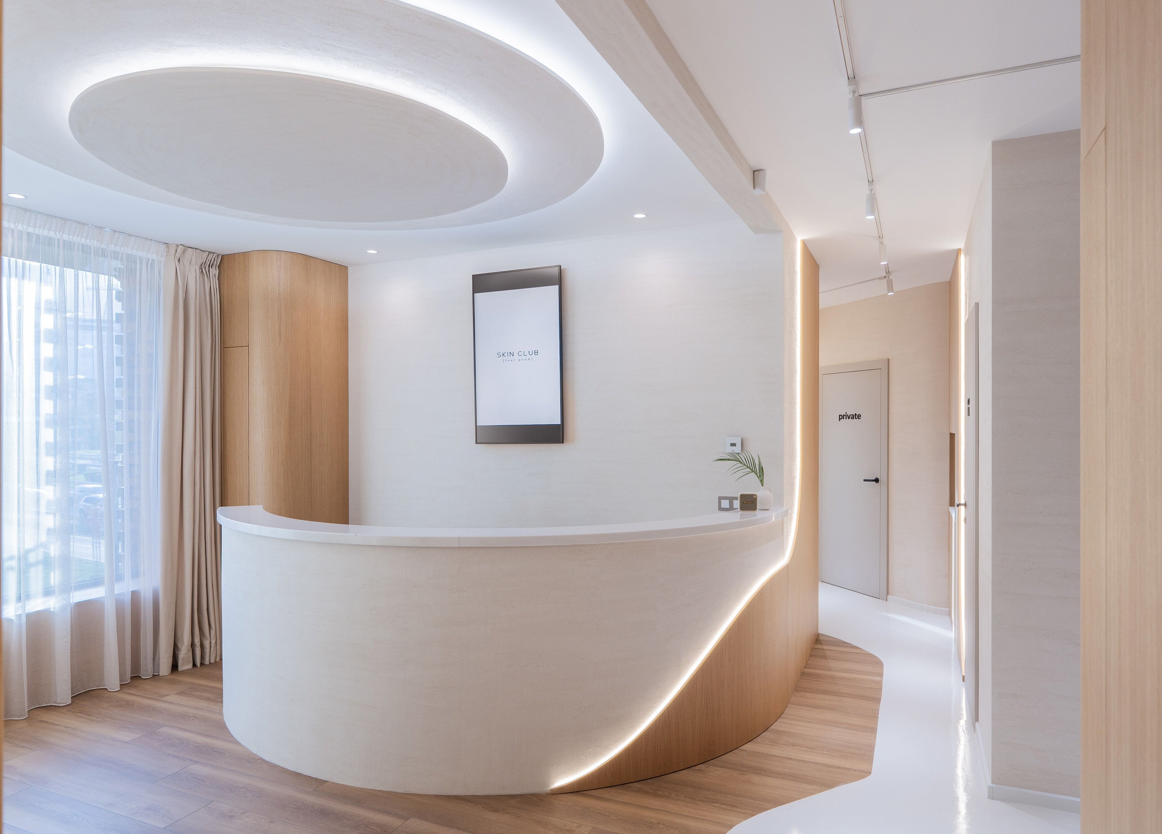 Елегантно фоайе на Skin Club в София, Област София, BG с модерни дървени акценти.