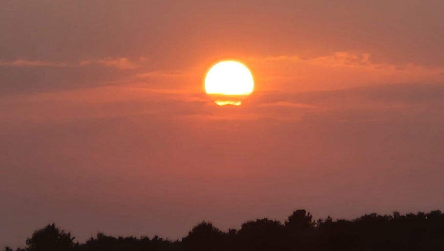 Zonsondergang bij ESSENTIA jouw balans, jouw kracht, Weert, Limburg, NL, straalt rust en sereniteit uit.
