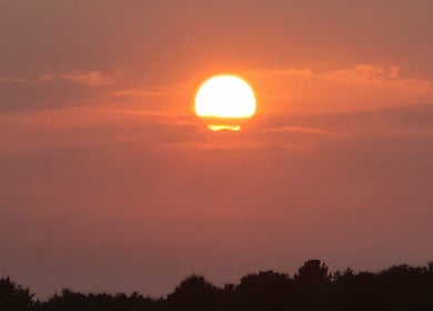 Zonsondergang bij ESSENTIA jouw balans, jouw kracht, Weert, Limburg, NL, straalt rust en sereniteit uit.