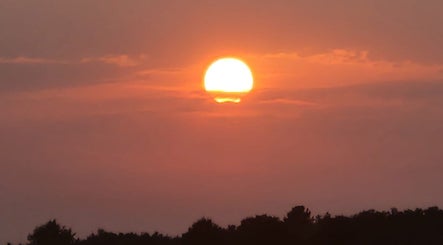 Zonsondergang bij ESSENTIA jouw balans, jouw kracht, Weert, Limburg, NL, straalt rust en sereniteit uit.