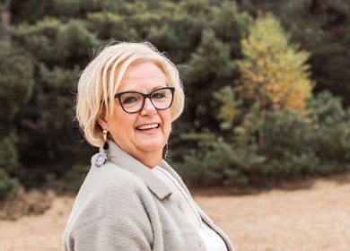 Lachende vrouw geniet van de natuur bij ESSENTIA jouw balans, jouw kracht, Weert, Limburg, NL.