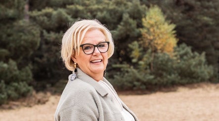 Lachende vrouw geniet van de natuur bij ESSENTIA jouw balans, jouw kracht, Weert, Limburg, NL.