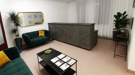 Moderní recepce v DermaBalance Beroun, Beroun, Středočeský Kraj s elegantním designem a zelenými pohovkami.