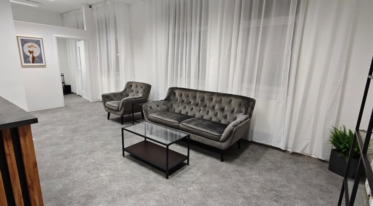 Stylová čekárna v Esthé Institute Kladno na adrese Kladno, Středočeský Kraj, CZ s luxusním nábytkem.