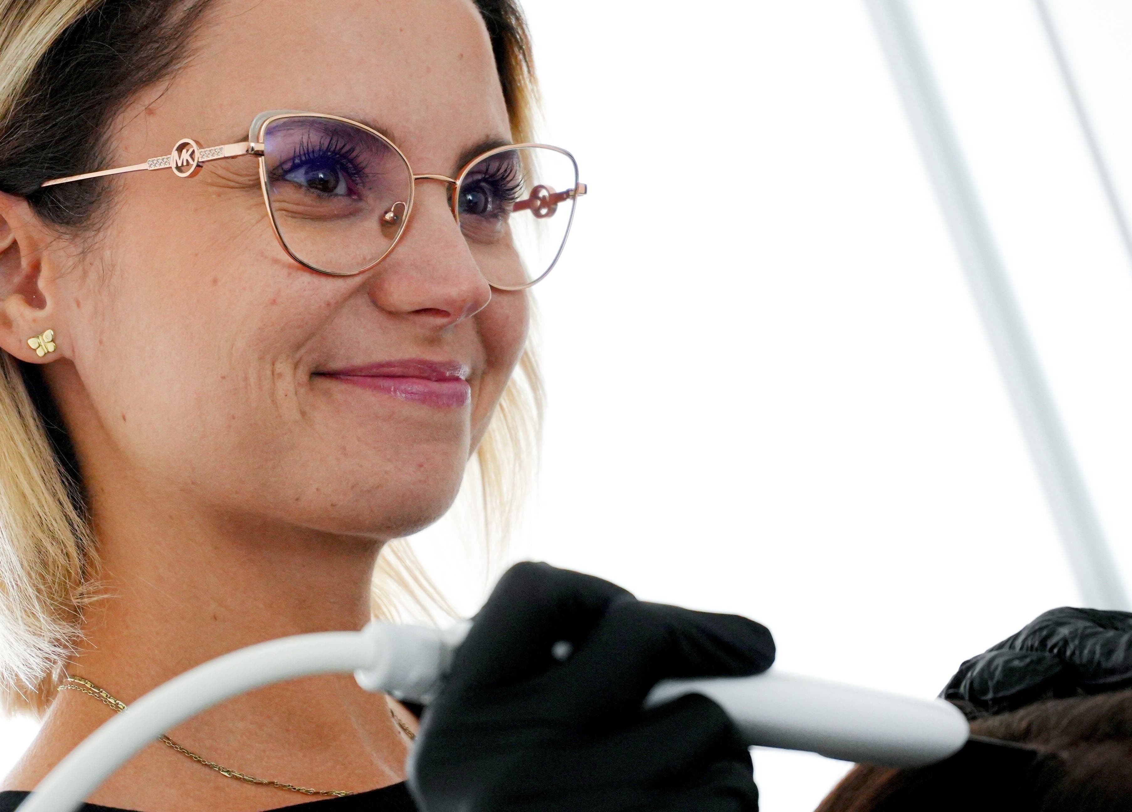 Kosmetička používá moderní nástroj na Esthé Institute Kladno, Kladno, Středočeský Kraj, CZ.