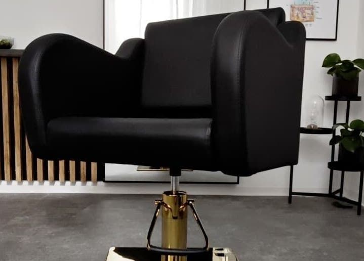 Černé kadeřnické křeslo v Esthé Institute Kladno, Kladno, Středočeský Kraj, CZ, ve stylové místnosti.