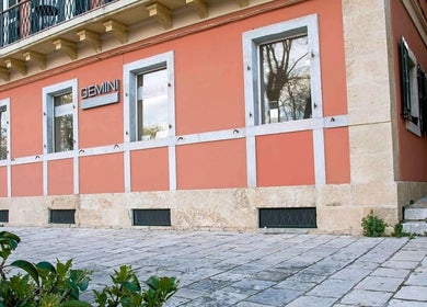 Η πρόσοψη του χώρου Gemini στην Κέρκυρα, GR με κομψή εμφάνιση και φυσική γοητεία.