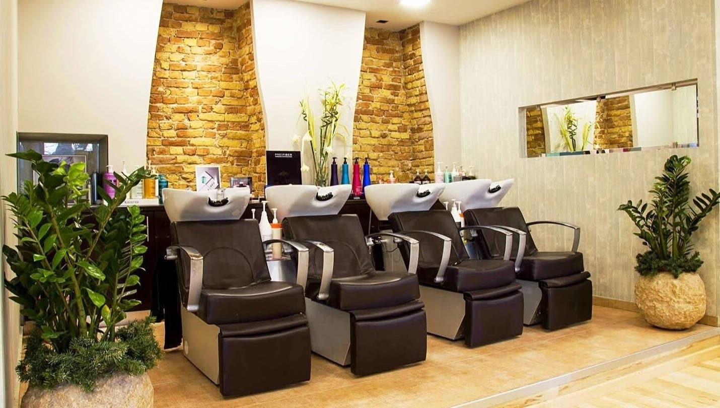 Modern salon chairs at Konstantinos Mourmouris, Κέρκυρα, GR, offering a chic and comfortable beauty experience.