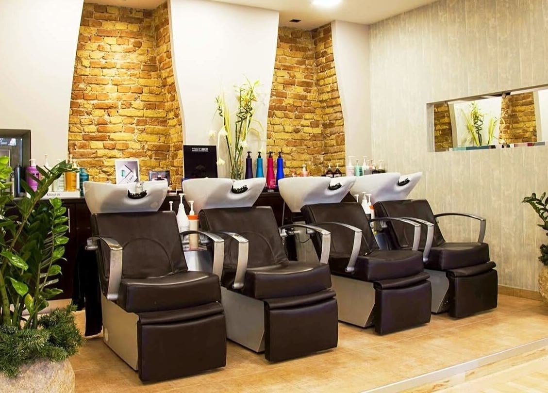Modern salon chairs at Konstantinos Mourmouris, Κέρκυρα, GR, offering a chic and comfortable beauty experience.