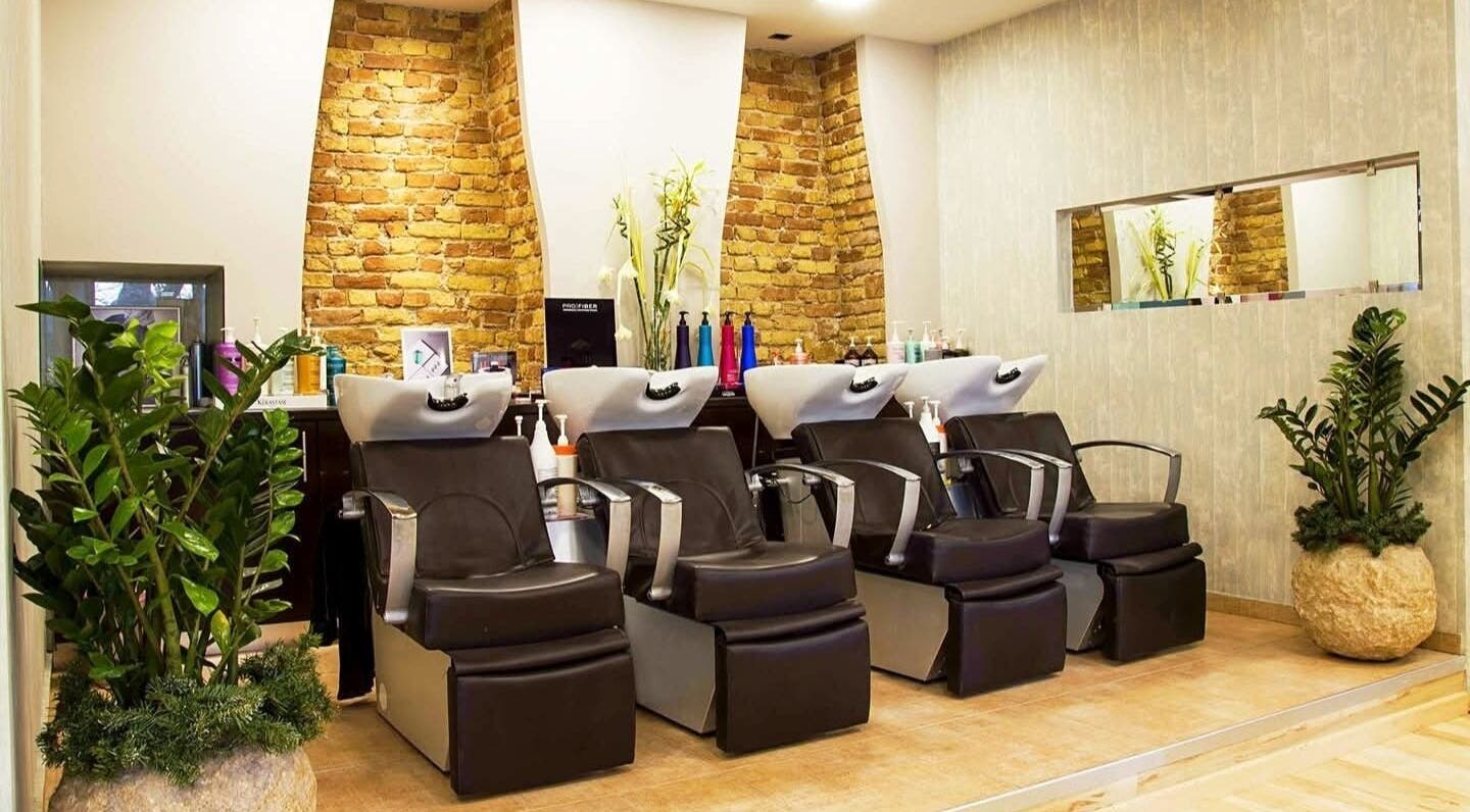 Modern salon chairs at Konstantinos Mourmouris, Κέρκυρα, GR, offering a chic and comfortable beauty experience.