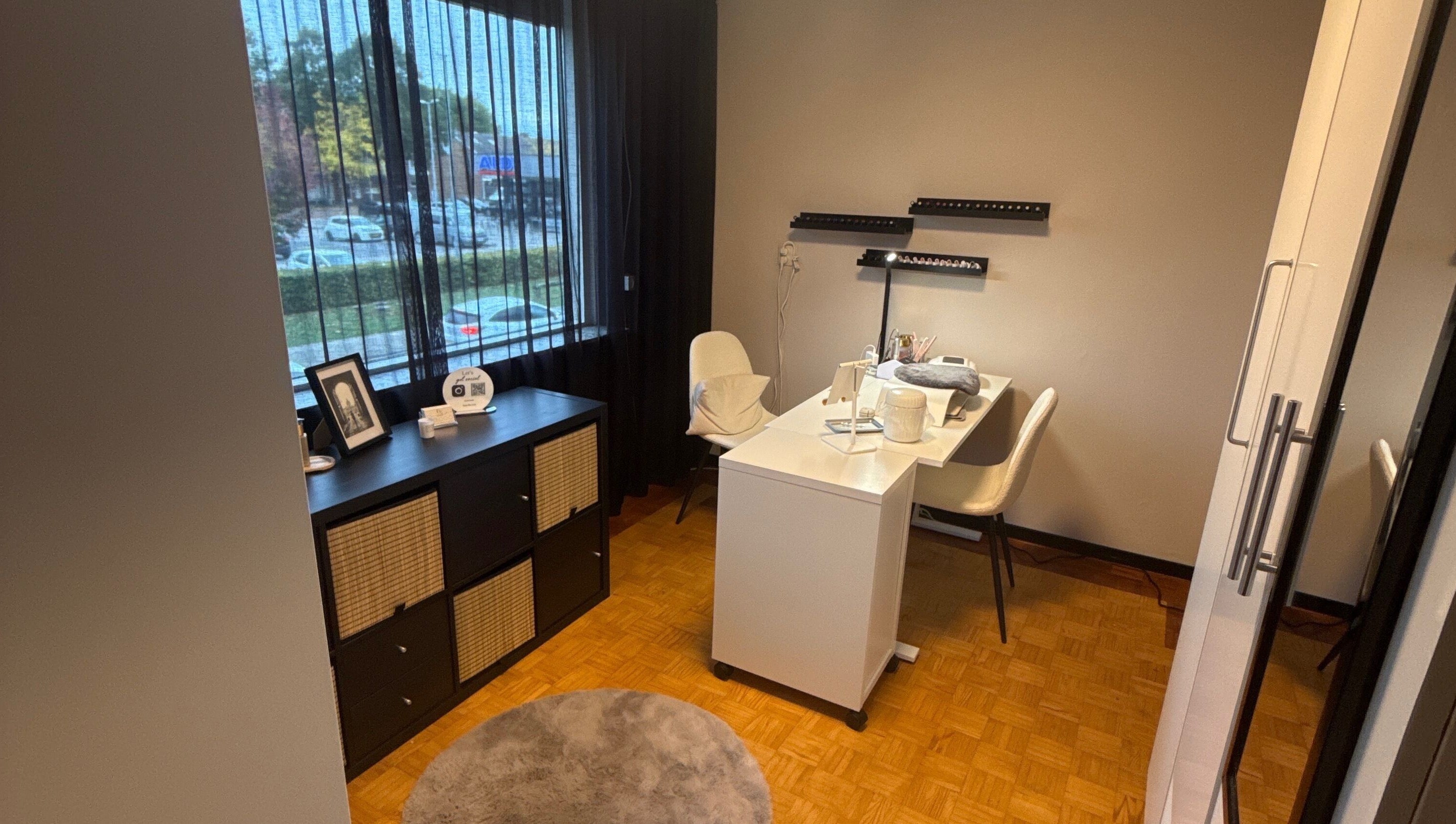 Stijlvolle nagelstudio bij FameNails in Roosendaal, Noord-brabant, NL met moderne inrichting en natuurlijke verlichting.