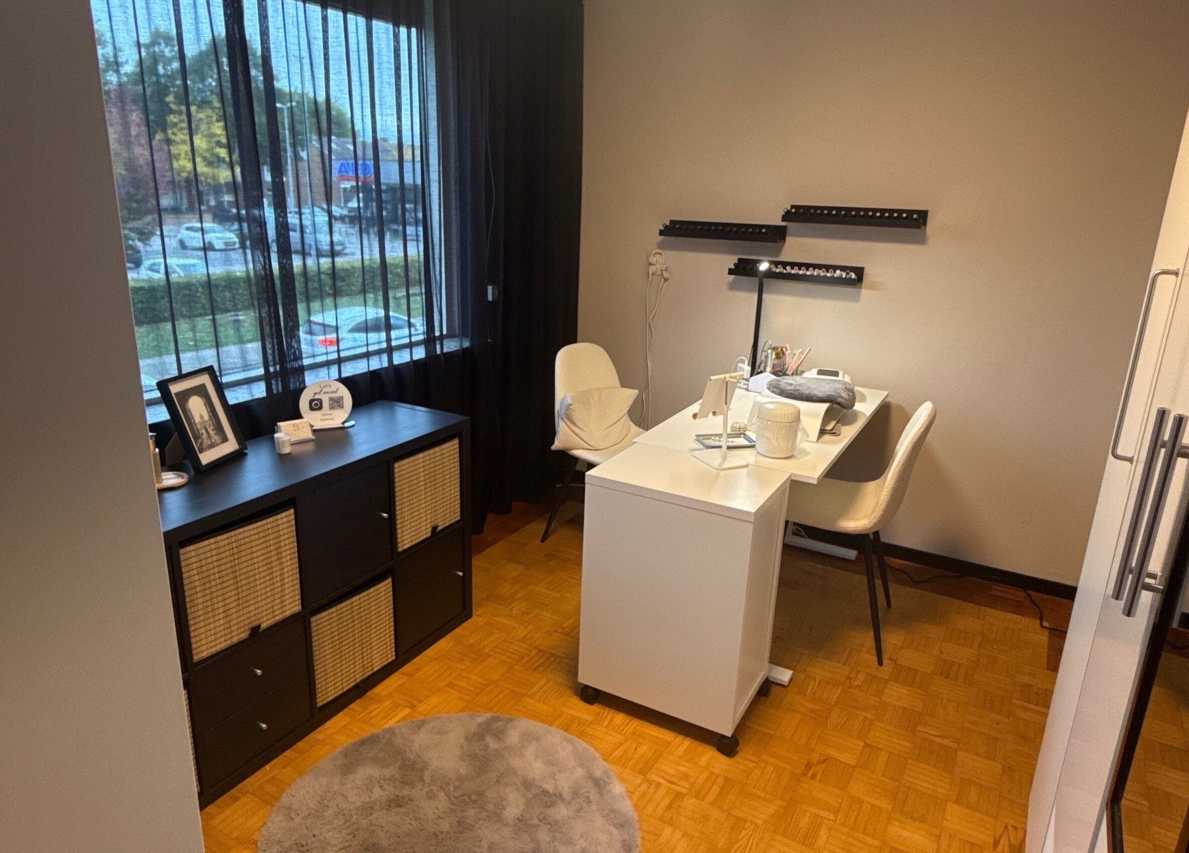 Stijlvolle nagelstudio bij FameNails in Roosendaal, Noord-brabant, NL met moderne inrichting en natuurlijke verlichting.