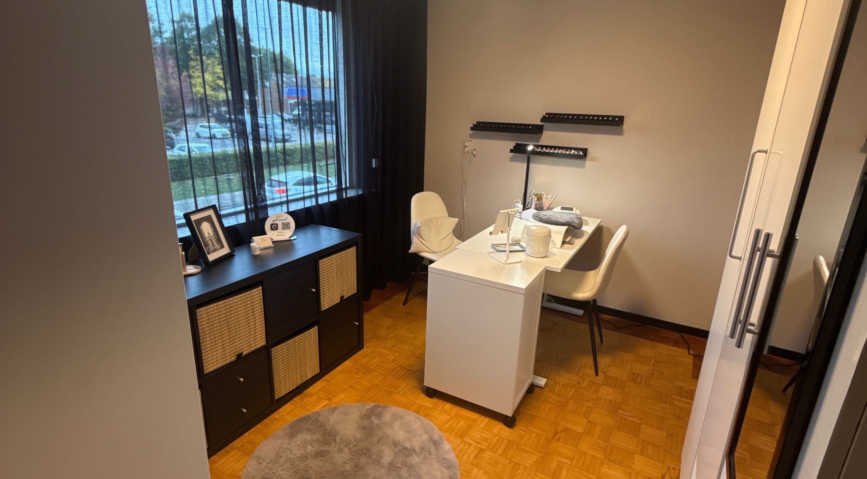 Stijlvolle nagelstudio bij FameNails in Roosendaal, Noord-brabant, NL met moderne inrichting en natuurlijke verlichting.