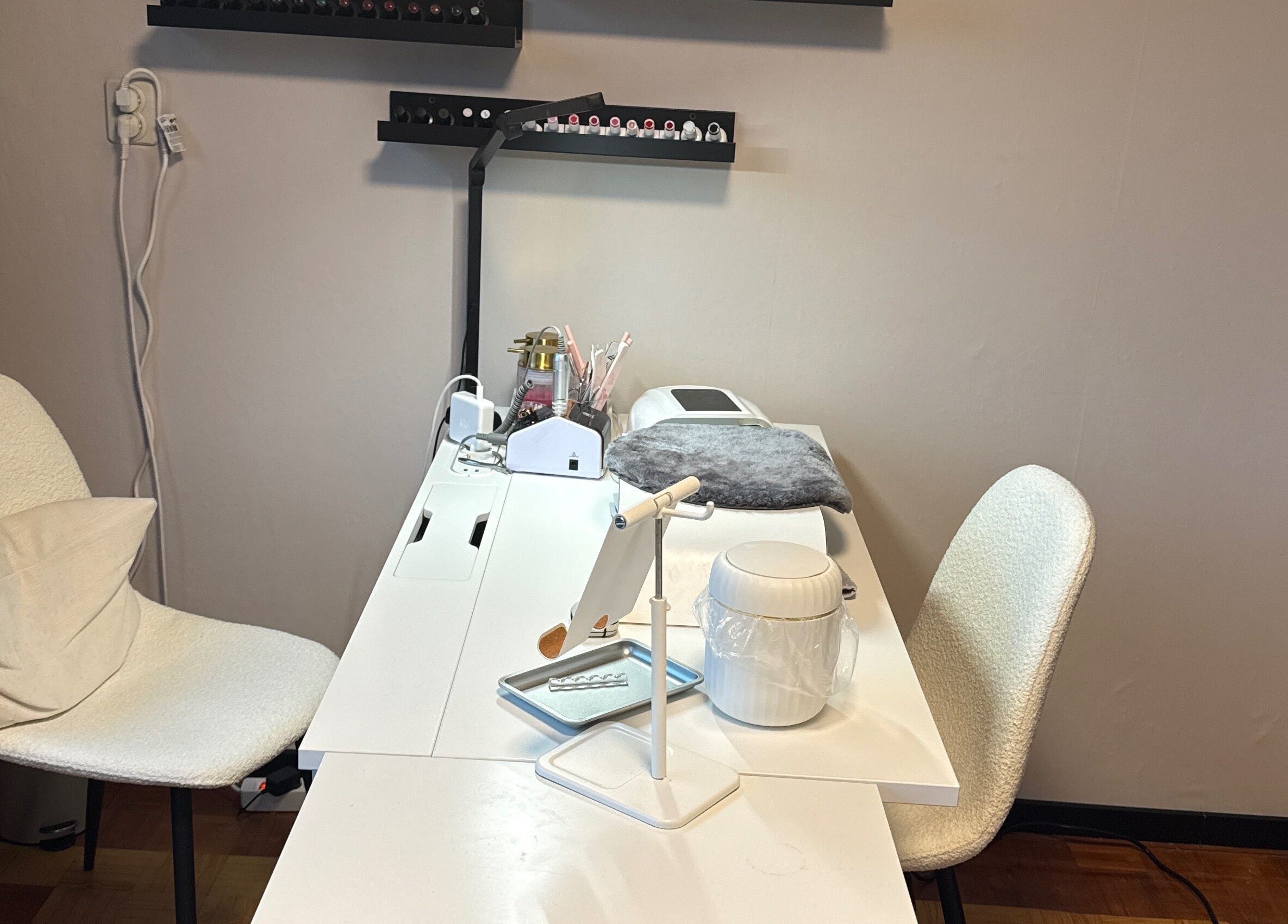 Moderne nagelstudio-opstelling bij FameNails, Roosendaal, Noord-brabant, NL, met verzorgingsproducten en apparatuur.