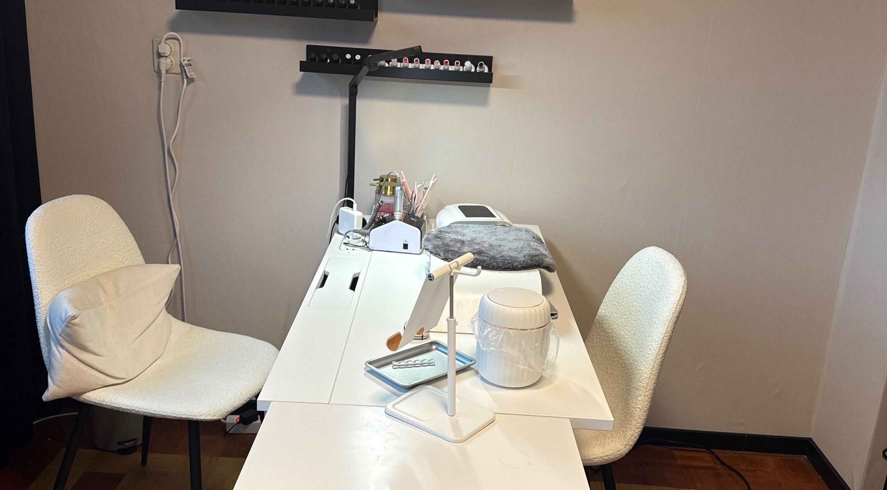 Moderne nagelstudio-opstelling bij FameNails, Roosendaal, Noord-brabant, NL, met verzorgingsproducten en apparatuur.