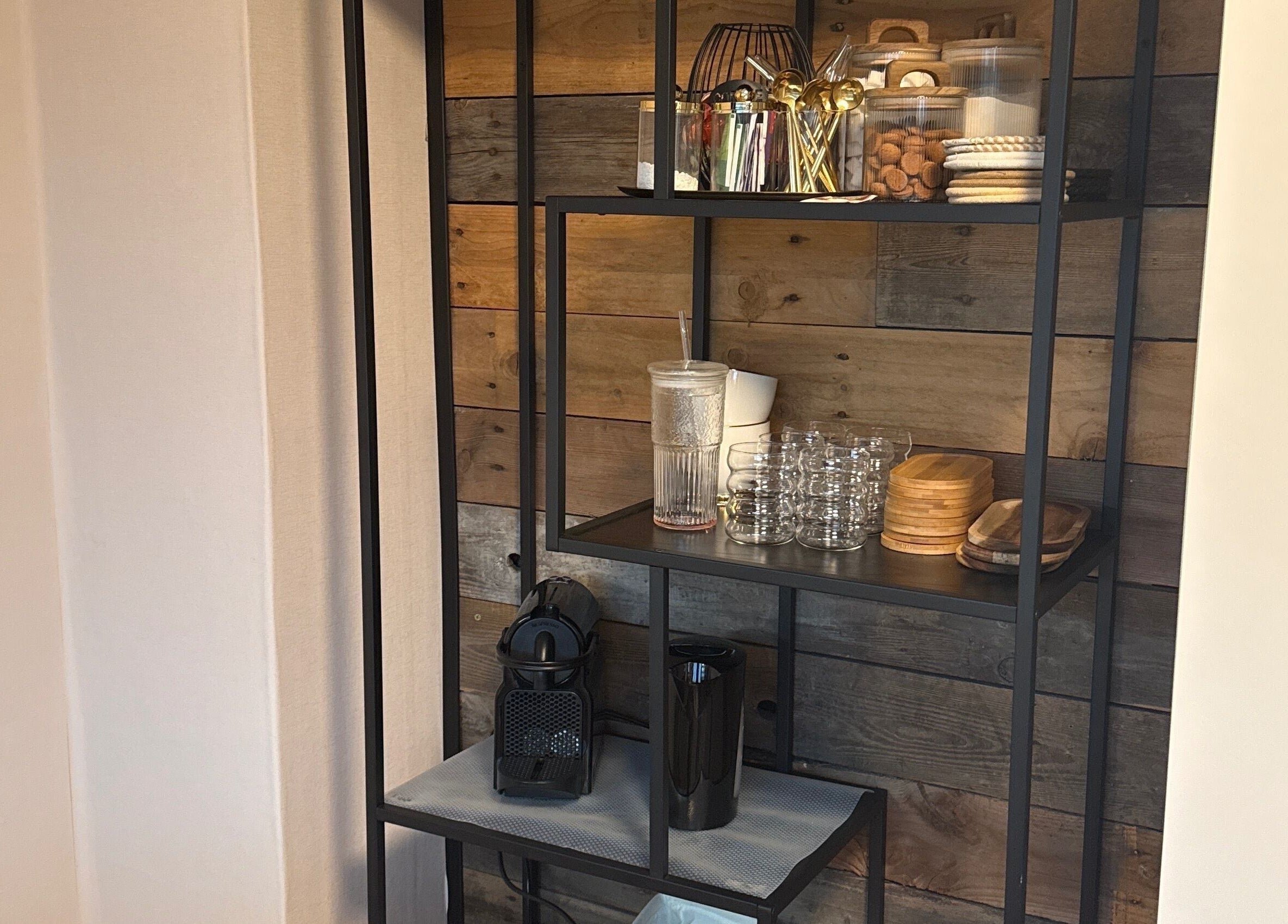 Stijlvolle koffiehoek bij FameNails in Roosendaal, Noord-Brabant, NL biedt comfort en frisdrankopties.