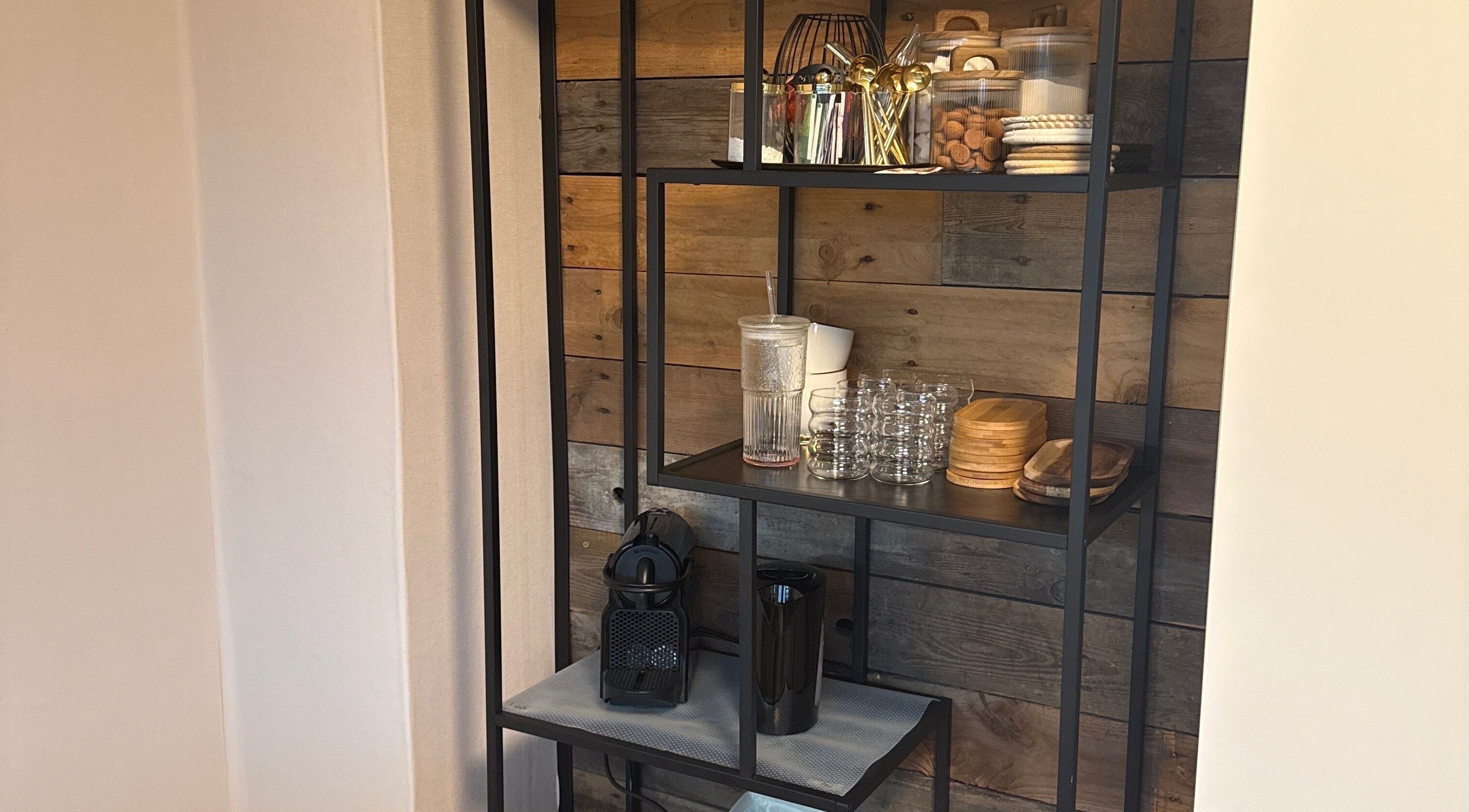 Stijlvolle koffiehoek bij FameNails in Roosendaal, Noord-Brabant, NL biedt comfort en frisdrankopties.