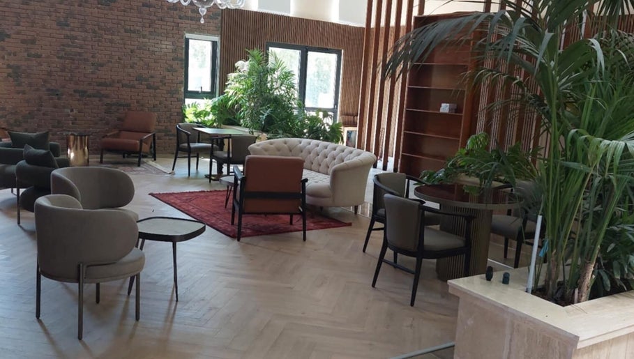 Chic lounge area at Endurance Physio in Strovolos, Lefkosia, CY with modern seating and lush greenery.
