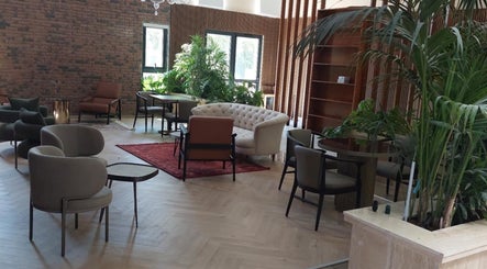 Chic lounge area at Endurance Physio in Strovolos, Lefkosia, CY with modern seating and lush greenery.