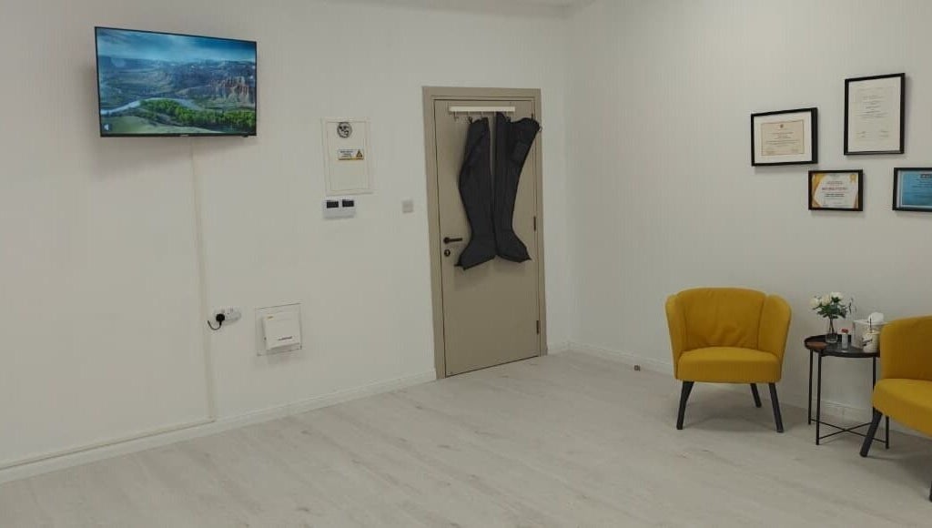 Κομψός χώρος αναμονής στο Endurance Physio, Strovolos, Lefkosia, CY με κίτρινες πολυθρόνες.