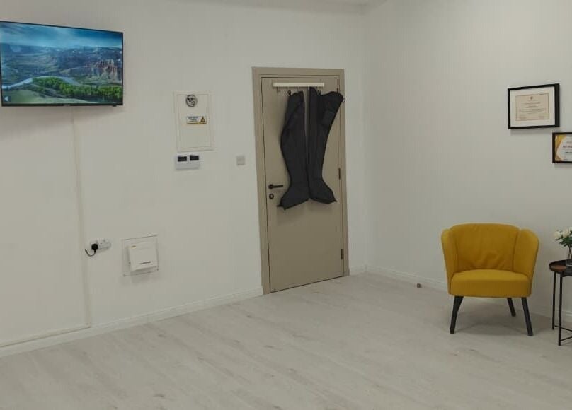 Κομψός χώρος αναμονής στο Endurance Physio, Strovolos, Lefkosia, CY με κίτρινες πολυθρόνες.