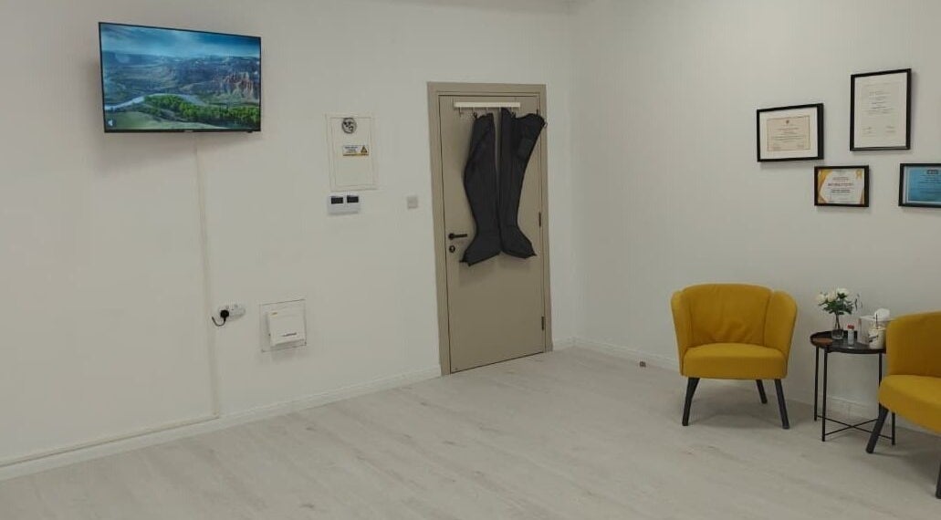 Κομψός χώρος αναμονής στο Endurance Physio, Strovolos, Lefkosia, CY με κίτρινες πολυθρόνες.