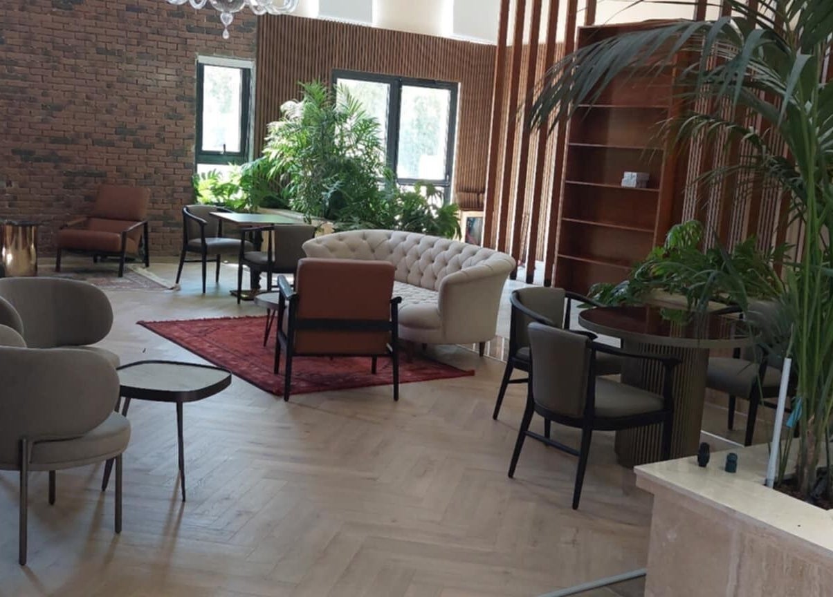 Καλαίσθητος χώρος χαλάρωσης στο Endurance Physio, Strovolos, Lefkosia, CY με άνετα καθίσματα και φυτά.