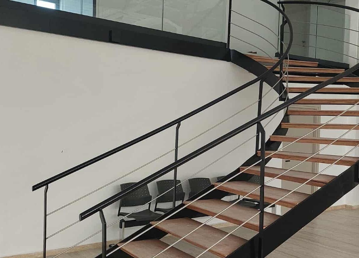 Σπειροειδής σκάλα στο Endurance Physio, Strovolos, Lefkosia, CY με μοντέρνο σχεδιασμό.