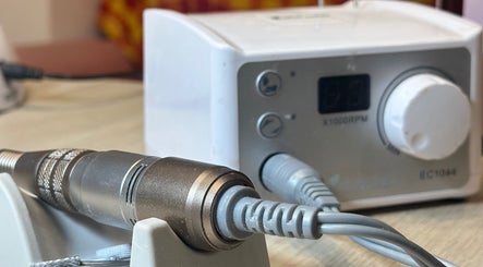 Ferramenta de manicure em Solange Silva Beauty, Benavente, Santarém, PT, pronta para uso estético.