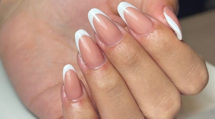 Unhas francesas elegantes no Solange Silva Beauty, Benavente, Santarém, PT.