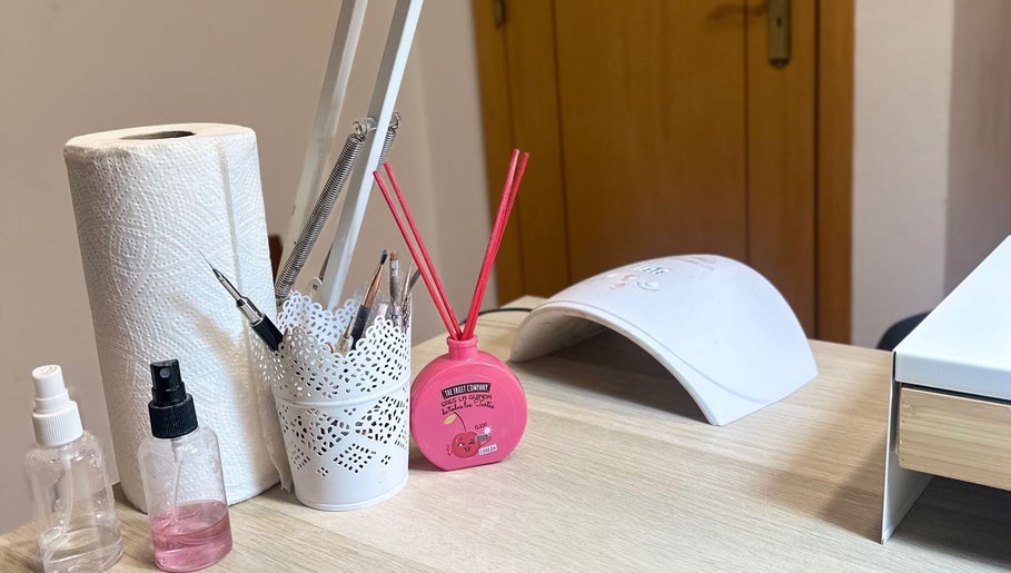 Espaço de manicure aconchegante na Solange Silva Beauty, Benavente, Santarém, PT, com ferramentas modernas.