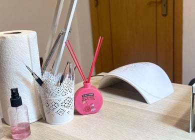 Espaço de manicure aconchegante na Solange Silva Beauty, Benavente, Santarém, PT, com ferramentas modernas.