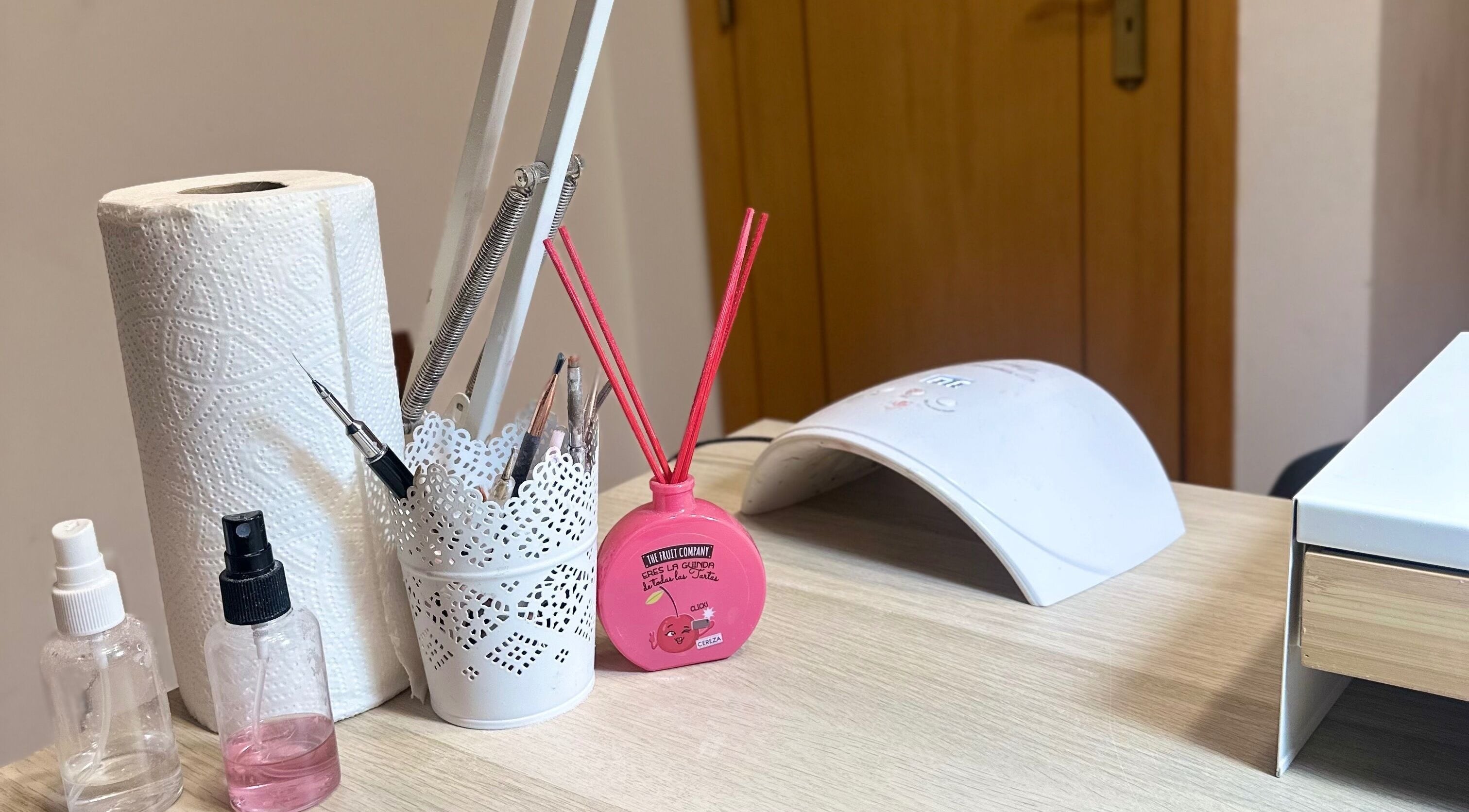 Espaço de manicure aconchegante na Solange Silva Beauty, Benavente, Santarém, PT, com ferramentas modernas.