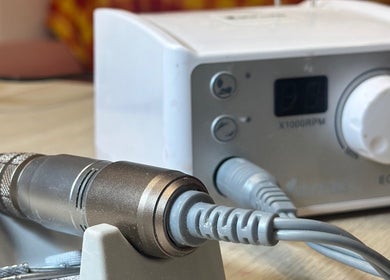 Equipamento de manicure em Solange Silva Beauty, Benavente, Santarém, PT, destacando a precisão profissional.